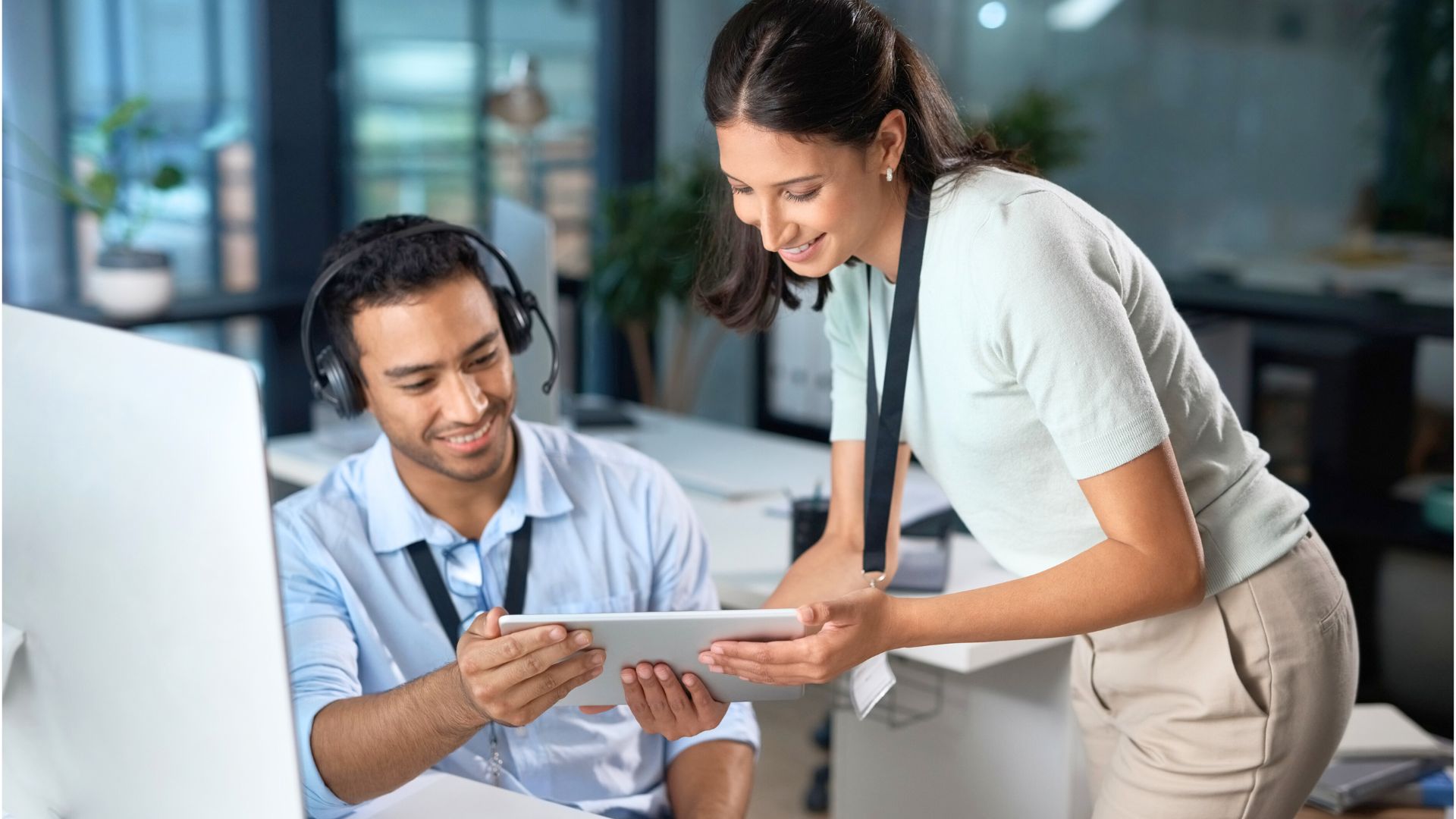 Contact centre team manager supervising employee